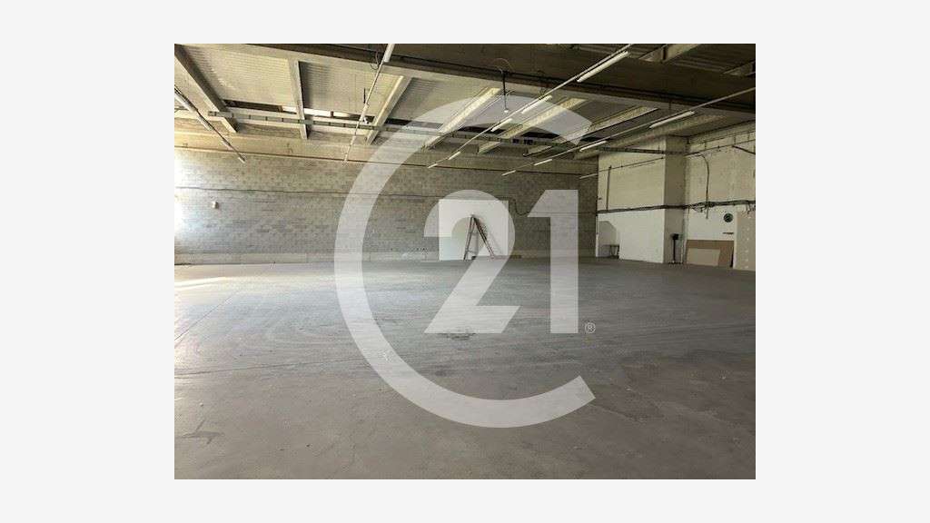 A louer entrepôt bureaux 780m² à Guilherand-Grange