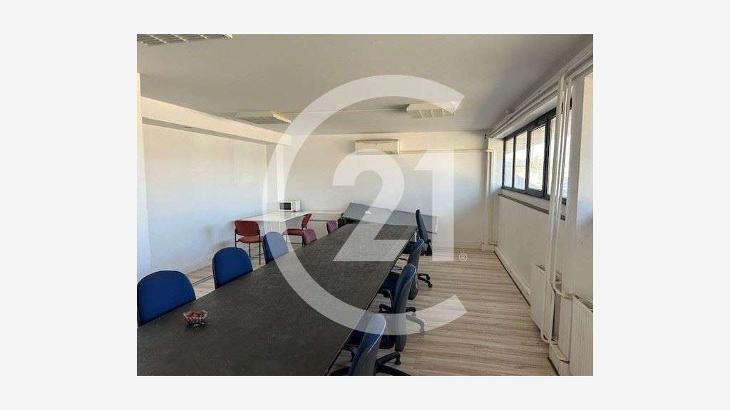 A louer entrepôt bureaux 780m² à Guilherand-Grange