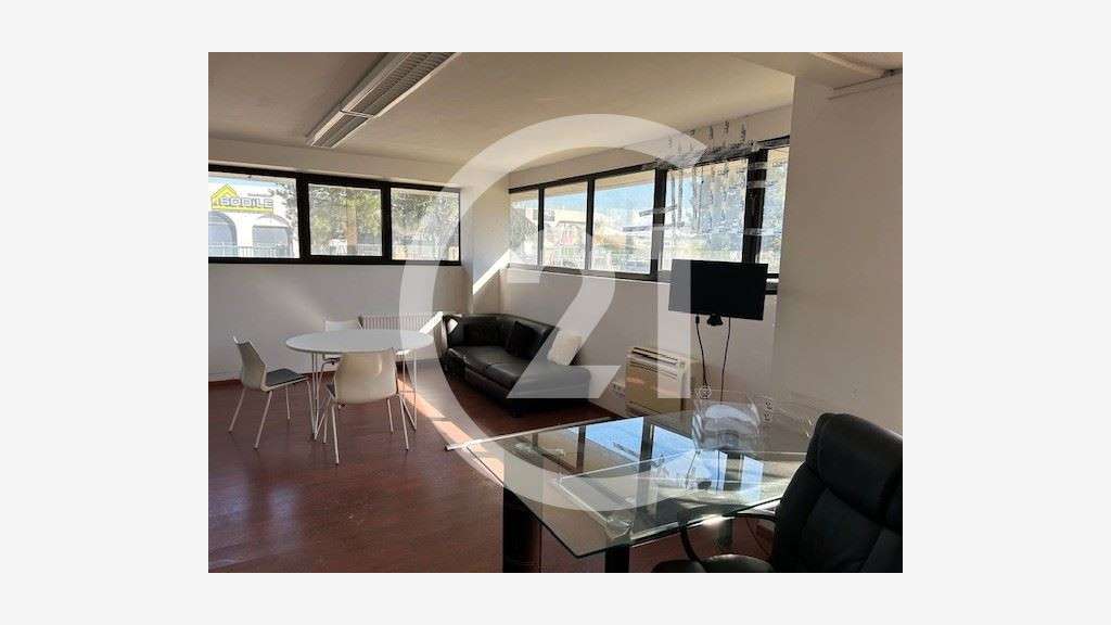 A louer entrepôt bureaux 780m² à Guilherand-Grange