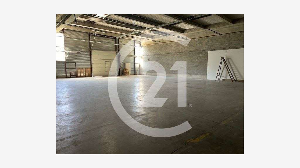 A louer entrepôt bureaux 780m² à Guilherand-Grange