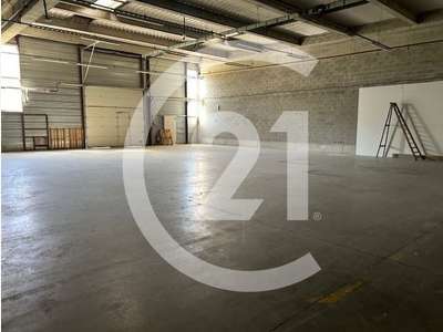 A louer entrepôt bureaux 780m² à Guilherand-Grange