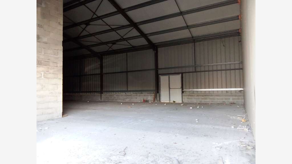 A louer entrepôt 170m² grand parking à Eysines