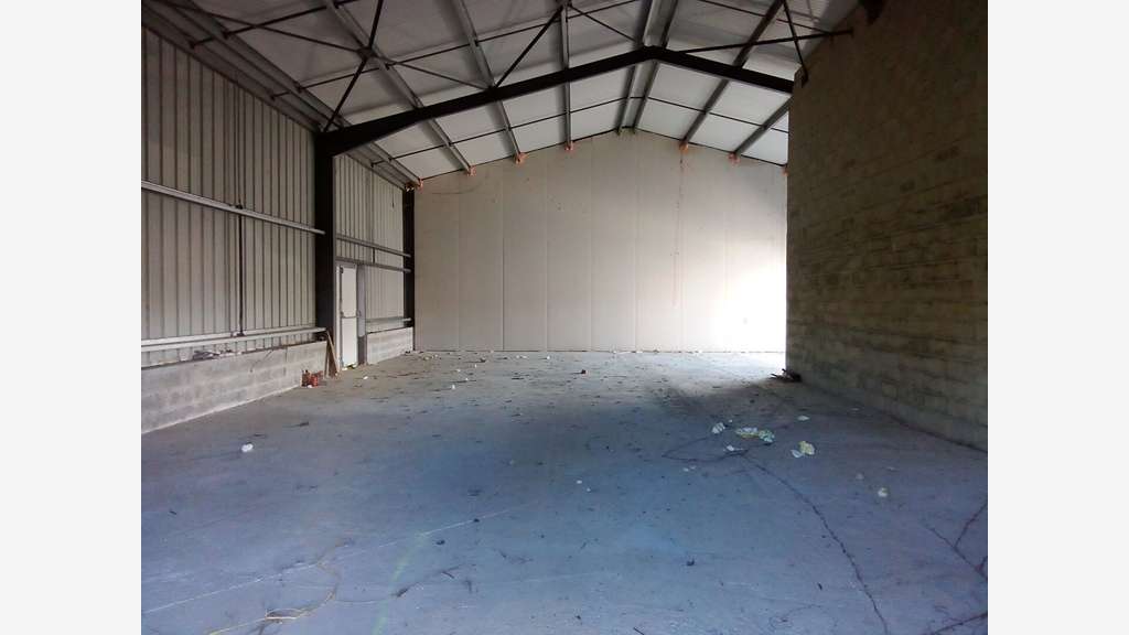 A louer entrepôt 170m² grand parking à Eysines