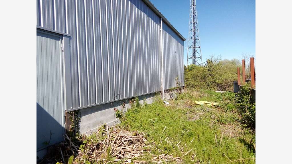 A louer entrepôt 170m² grand parking à Eysines