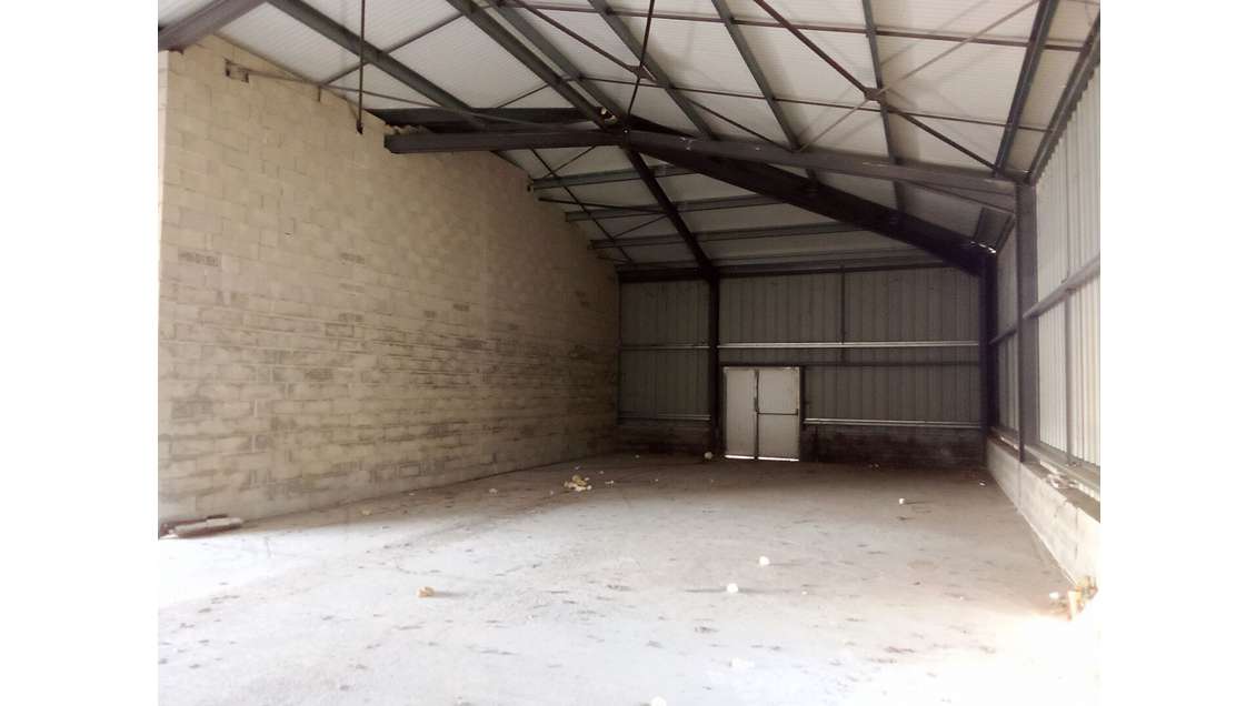 A louer entrepôt 170m² grand parking à Eysines 