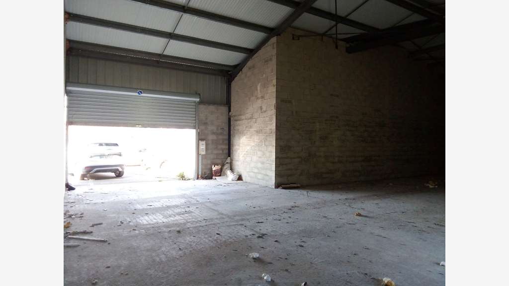 A louer entrepôt 170m² grand parking à Eysines