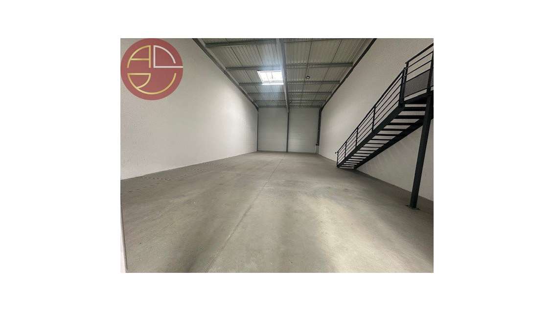 A louer entrepôt 378m² avec bureaux à Fenouillet
