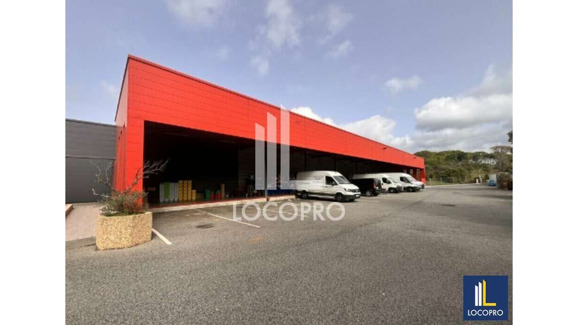Bâtiment indépendant 1700m² à louer à Fréjus