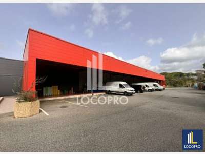 Bâtiment indépendant 1700m² à louer à Fréjus