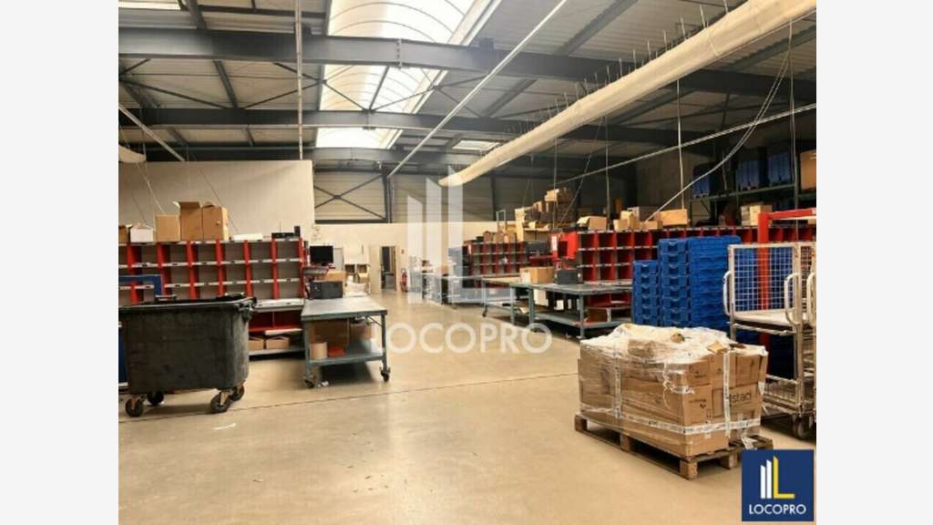 Bâtiment indépendant 1700m² à louer à Fréjus