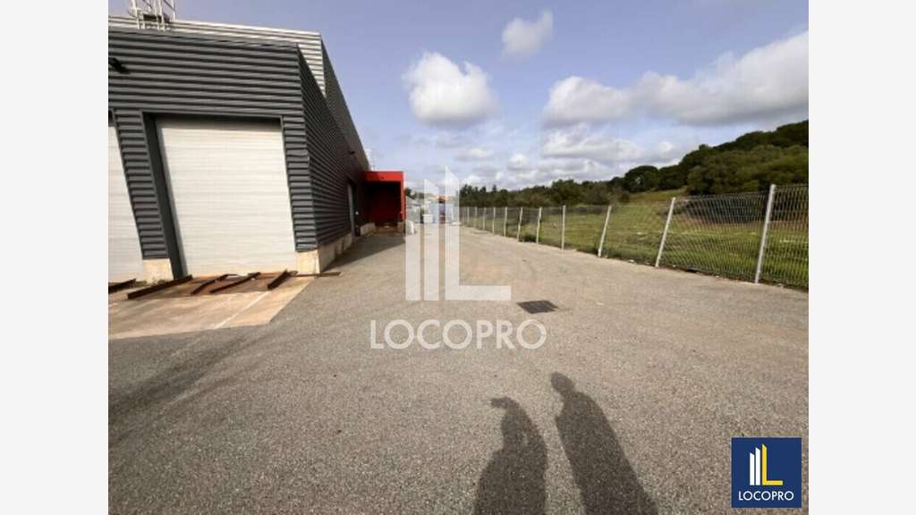 Bâtiment indépendant 1700m² à louer à Fréjus