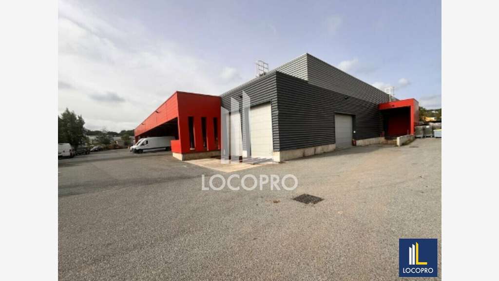 Bâtiment indépendant 1700m² à louer à Fréjus