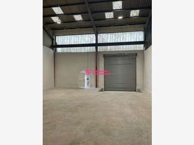 A louer entrepôt de 220m² grande hauteur à Lorient