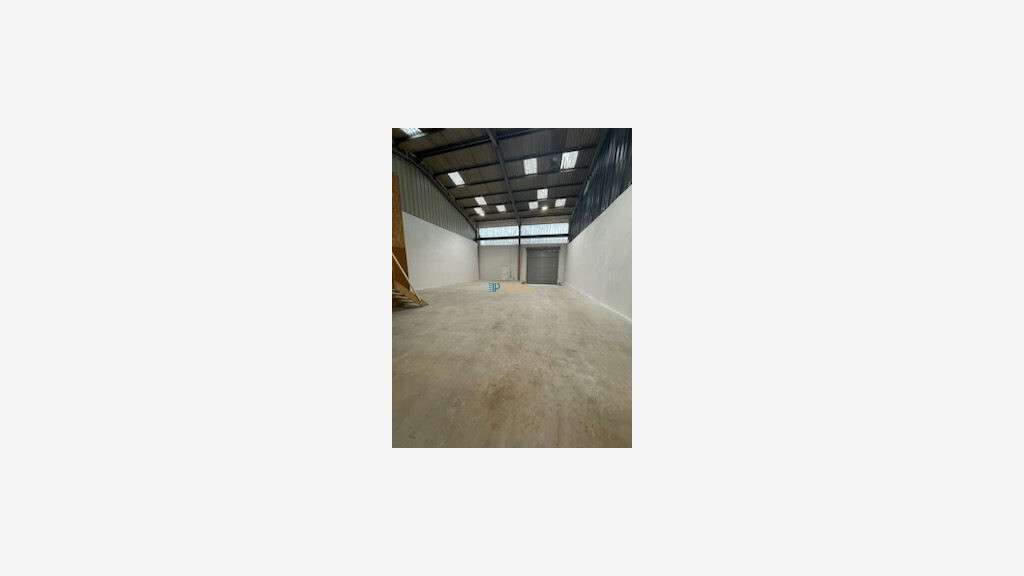 A louer entrepôt de 220m² grande hauteur à Lorient