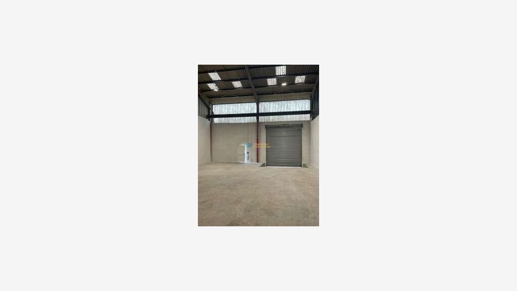 A louer entrepôt de 220m² grande hauteur à Lorient