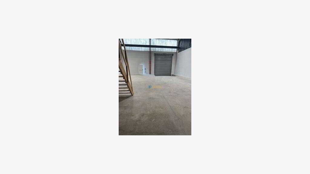 A louer entrepôt de 220m² grande hauteur à Lorient