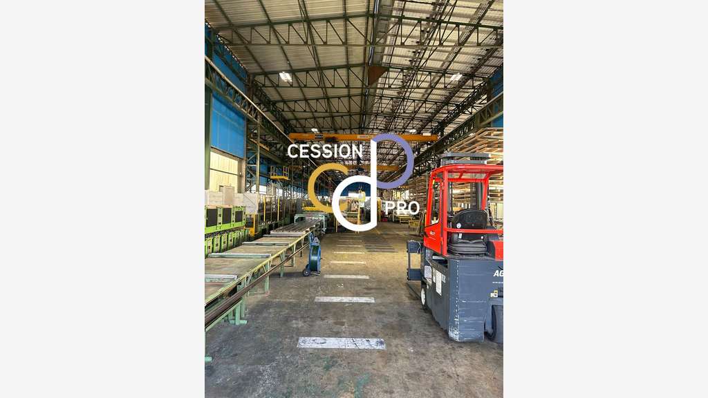 Entrepôt industriel 2500m² sur 8000m² à Avignon