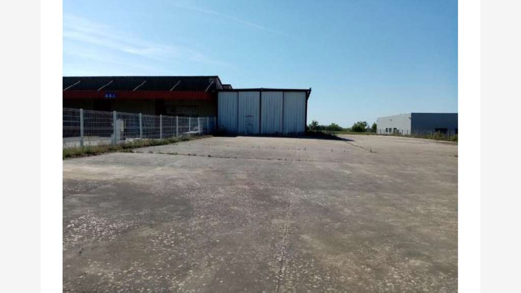 A louer entrepôt industriel 200m² à Oucques 
