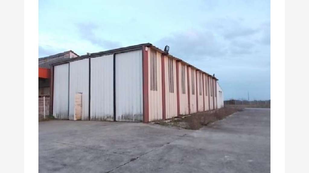 A louer entrepôt industriel 200m² à Oucques 