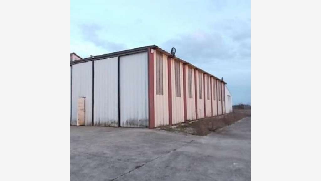 A louer entrepôt industriel 200m² à Oucques