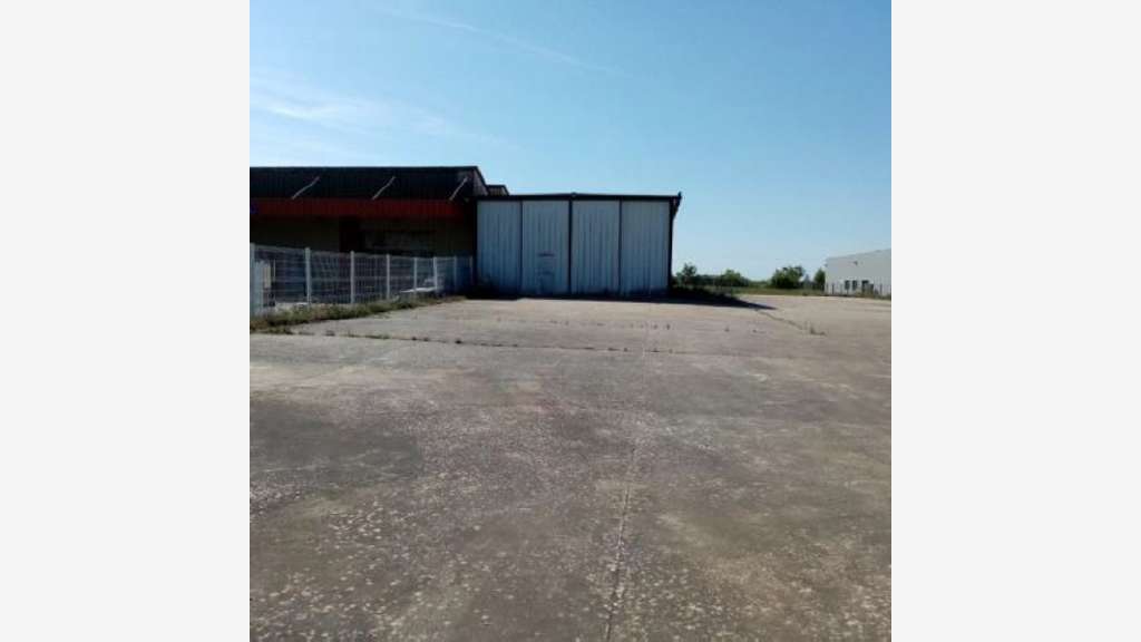 A louer entrepôt industriel 200m² à Oucques