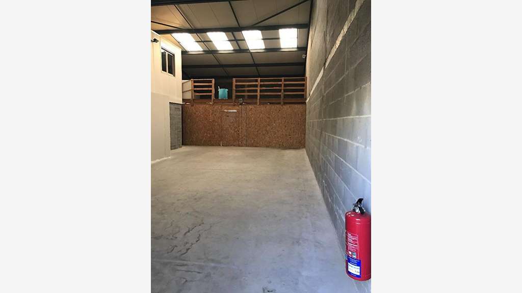 Loue entrepôt isolé en excellent état 150m² Angers