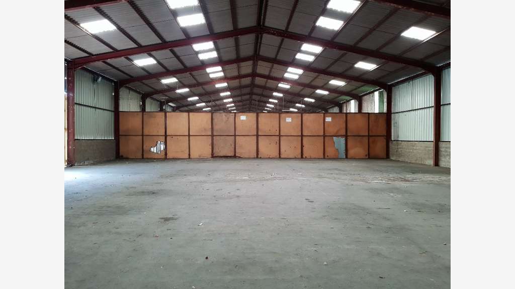 Entrepôts 250m² à louer secteur Poitiers Nord