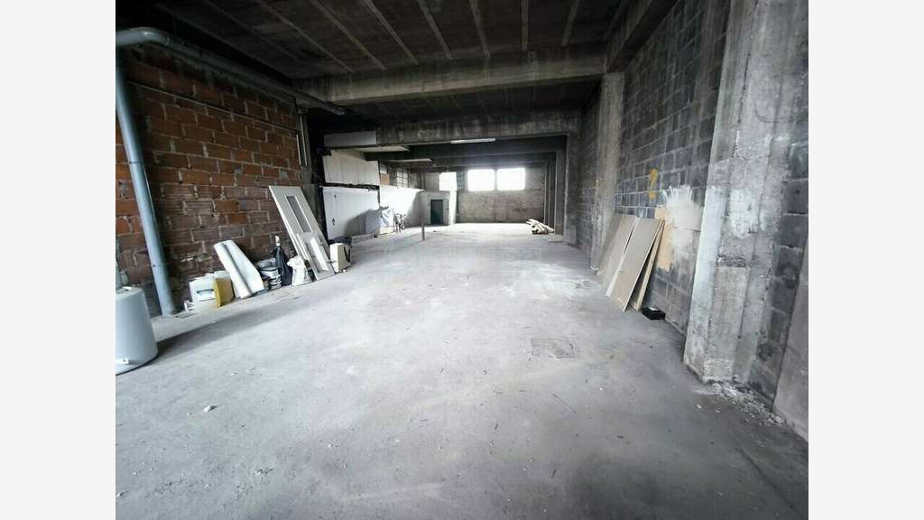 Entrepôt professionnel 210m² à louer à Brive Ribot