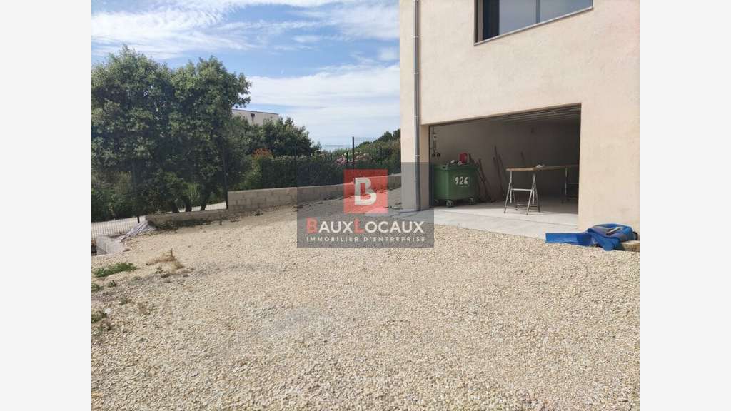 A louer entrepôt 100m² en zone à Lambesc