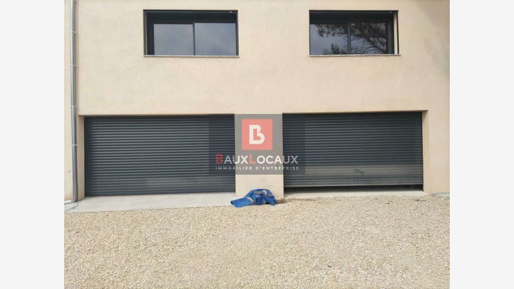 A louer entrepôt 100m² en zone à Lambesc