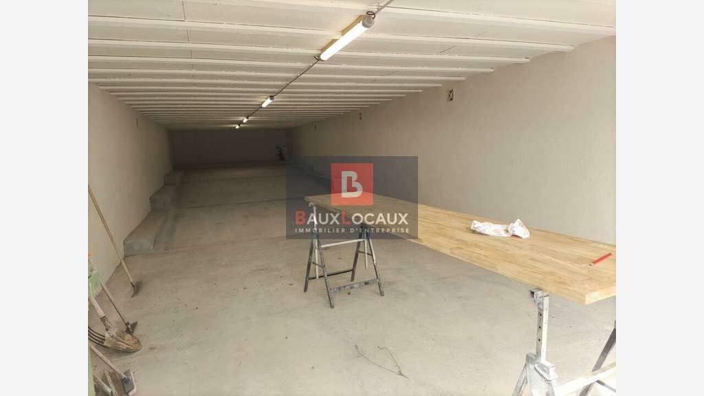 A louer entrepôt 100m² en zone à Lambesc