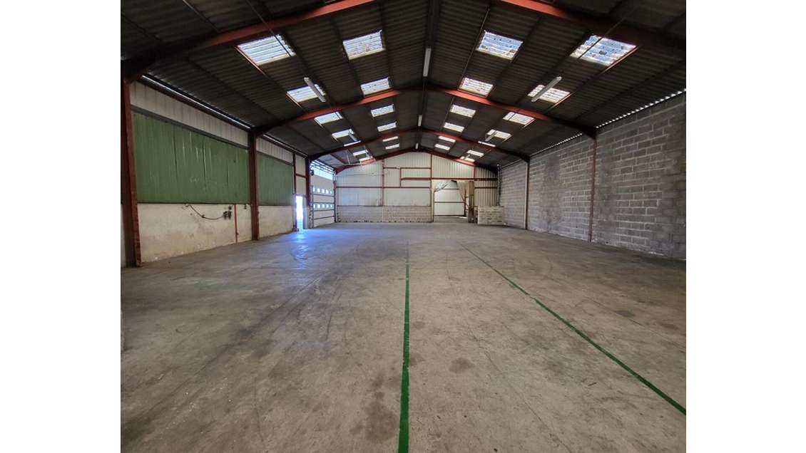 A louer entrepôt zone artisanale Champagné