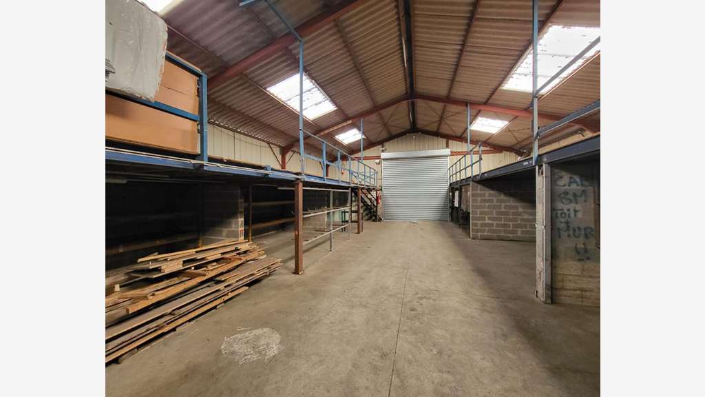 A louer entrepôt zone artisanale Champagné