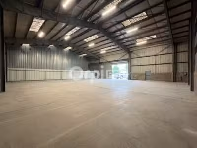 Location entrepôt 400m² empl stratégique Limas