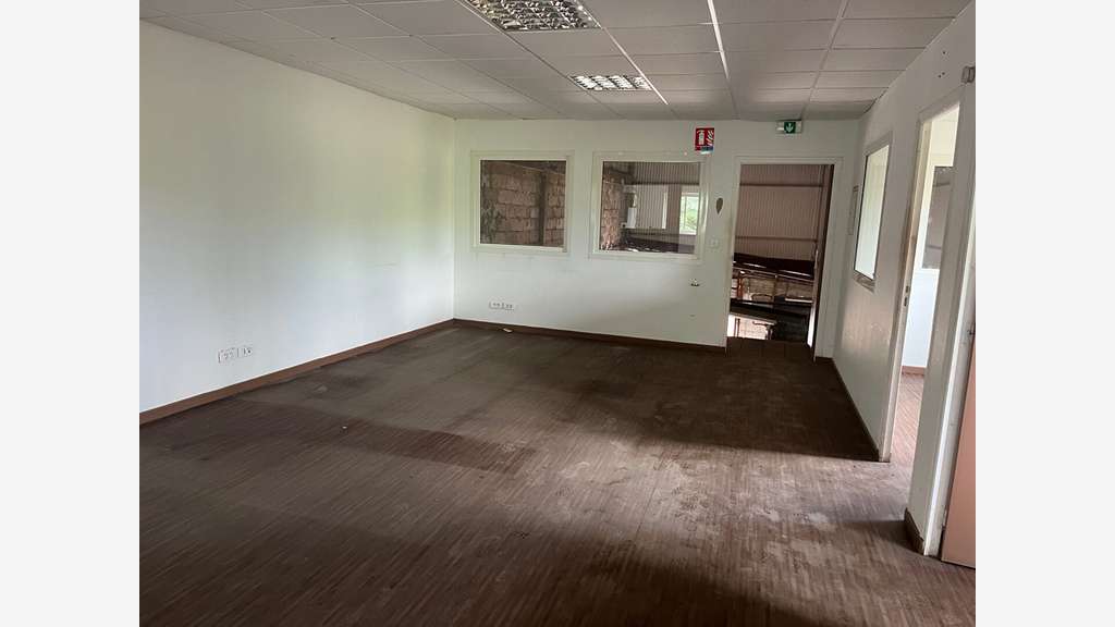 A louer local d'activité 298m² au Lamentin Soudon 