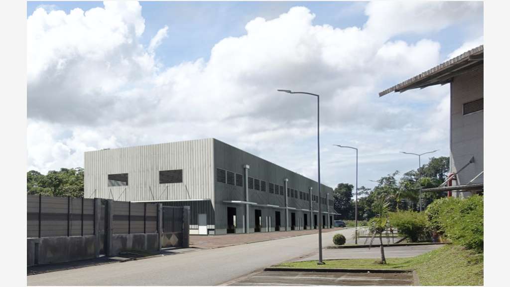 A louer entrepôt local industriel 200m² à Matoury 