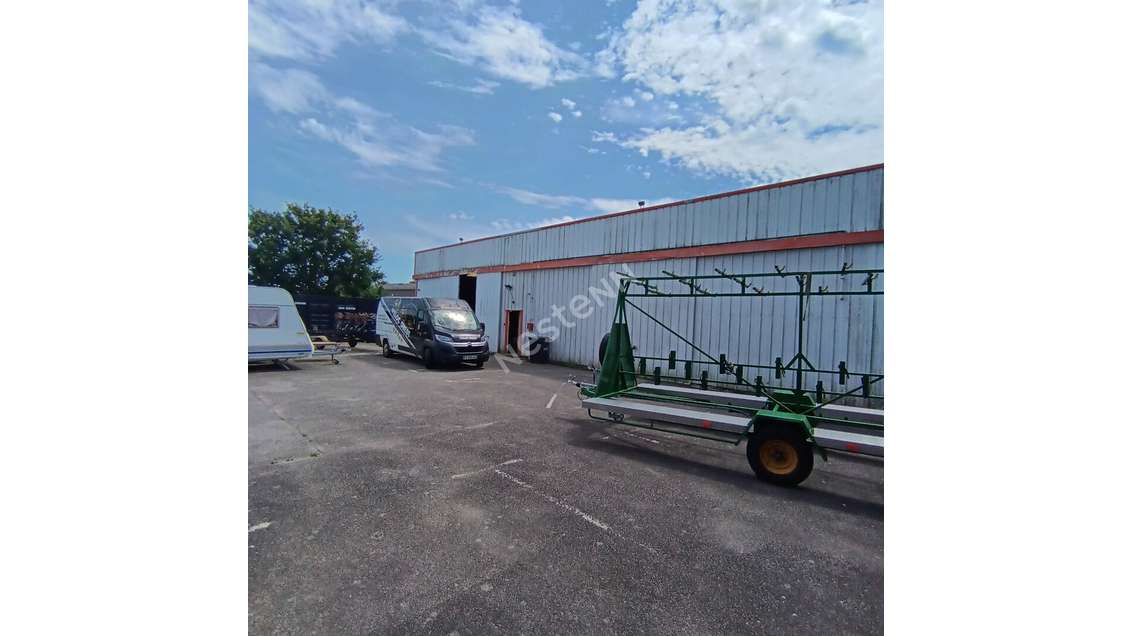 A louer local d'activité de 250m² en za à Theix