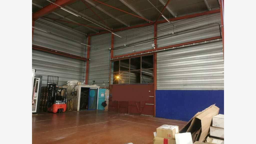 Entrepôt logistique 500m² à louer à Alès