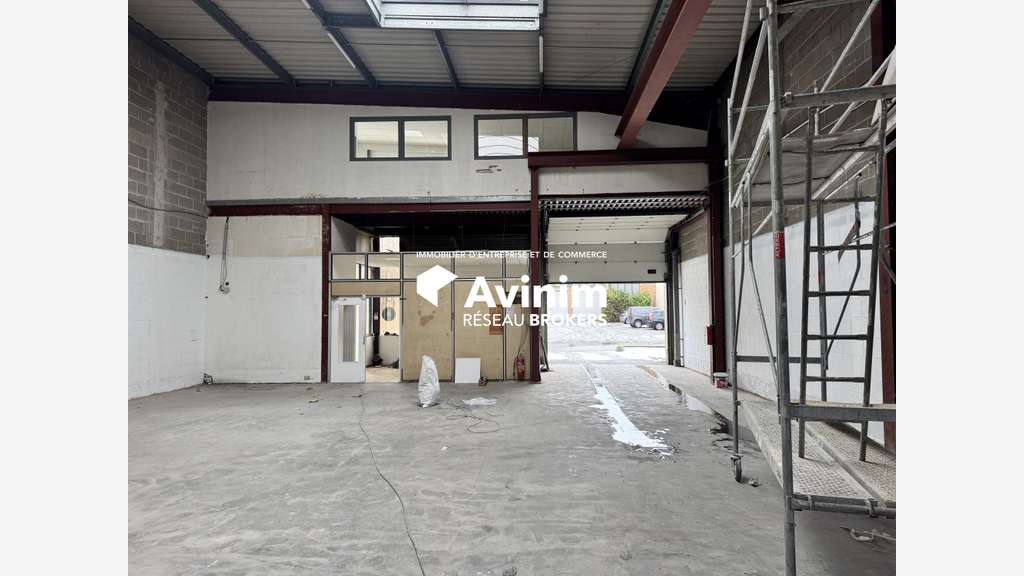A louer entrepôt 1296m² accès A1/A3 au Thillay