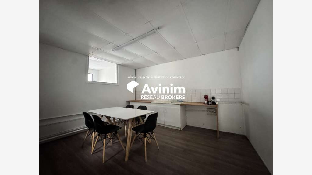 A louer entrepôt 1296m² accès A1/A3 au Thillay