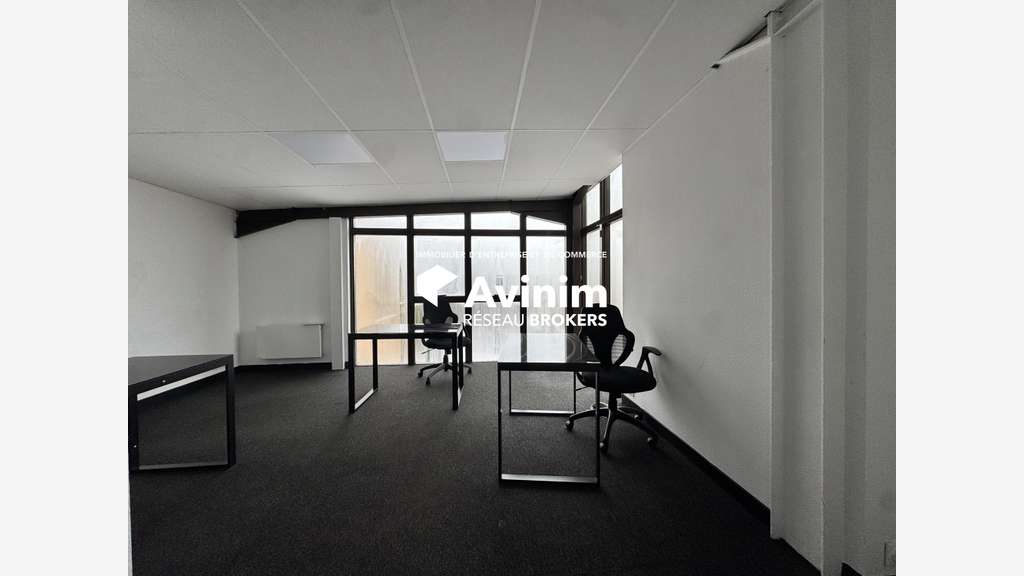 A louer entrepôt 1296m² accès A1/A3 au Thillay