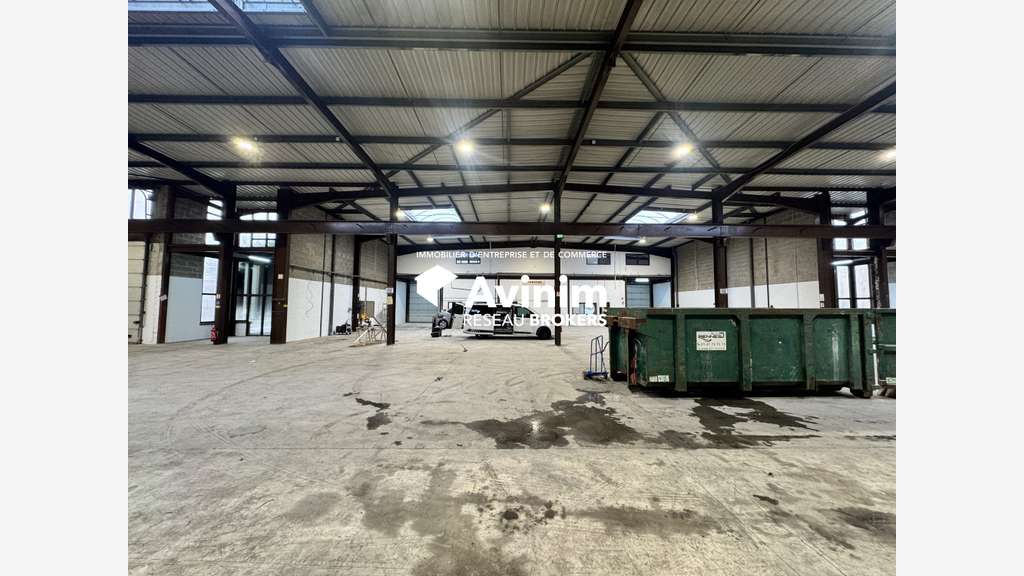 A louer entrepôt 1296m² accès A1/A3 au Thillay