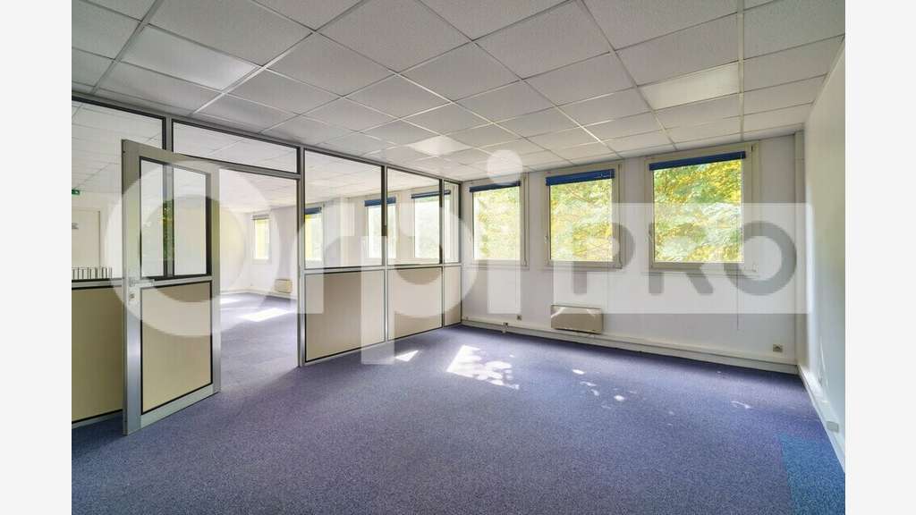 Local d'activité 385m² à louer à Lognes A4 A104