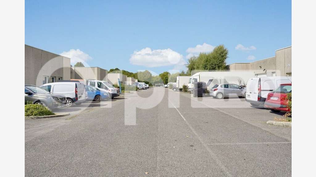 Local d'activité 385m² à louer à Lognes A4 A104