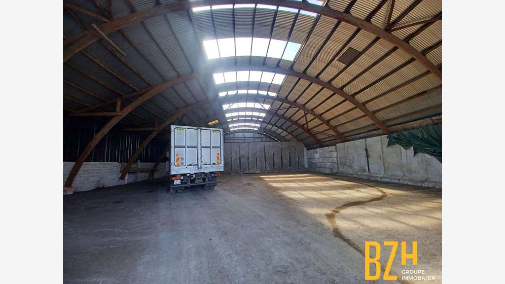 Entrepôt 900m² à louer à Lorient RN 365