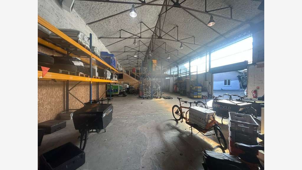 Entrepôt bureaux terrain clos prox tram T2 Lyon 7e