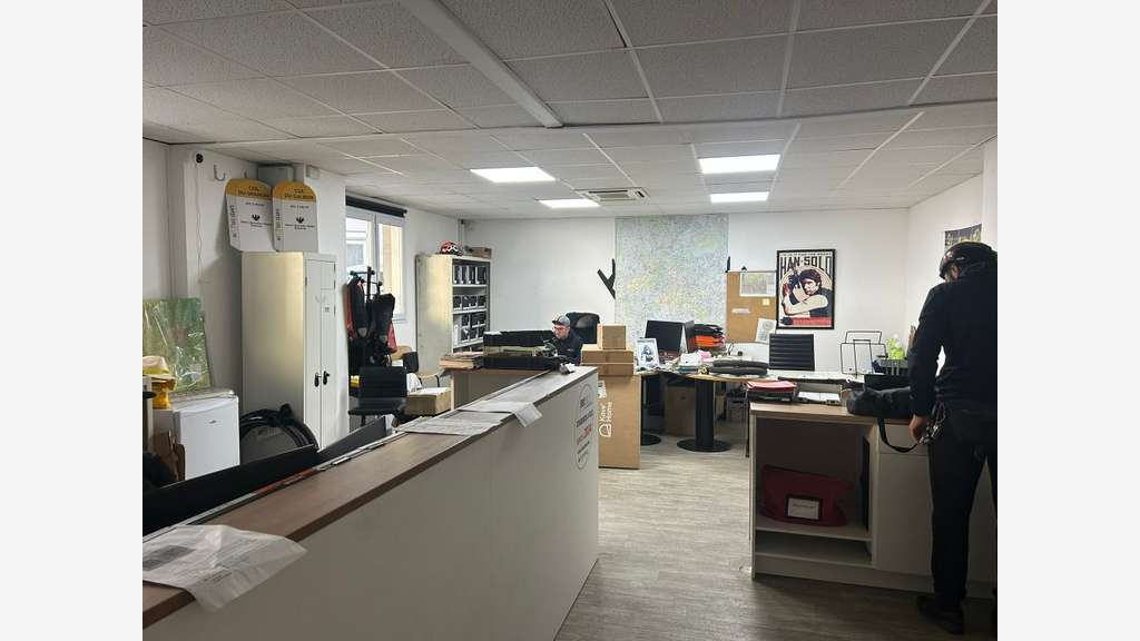 Entrepôt bureaux terrain clos prox tram T2 Lyon 7e