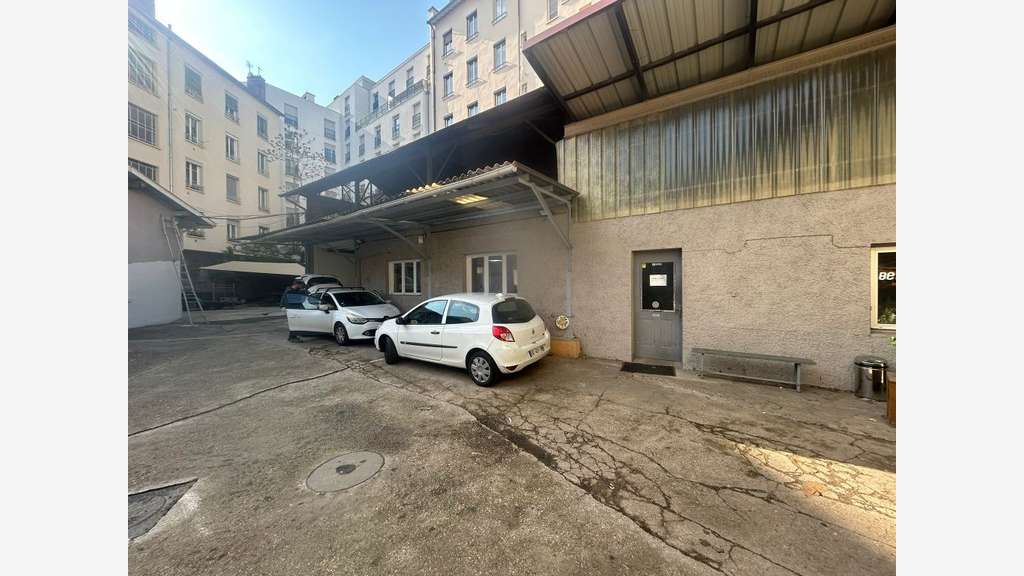 Entrepôt bureaux terrain clos prox tram T2 Lyon 7e