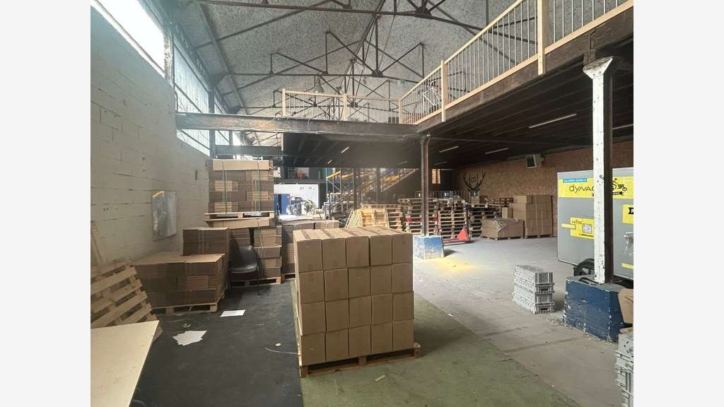 Entrepôt bureaux terrain clos prox tram T2 Lyon 7e