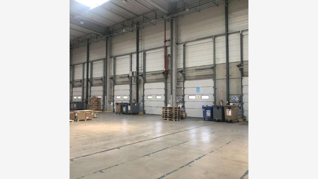 A louer entrepôt de 30 180m² proche d'Orléans